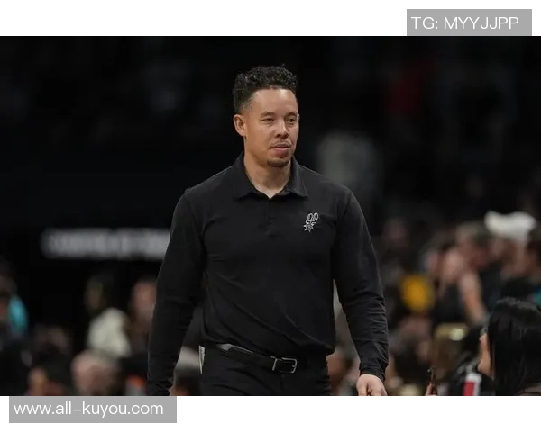 米奇约翰逊强调文班是球队基石但他渴望团队合作而非孤军奋战