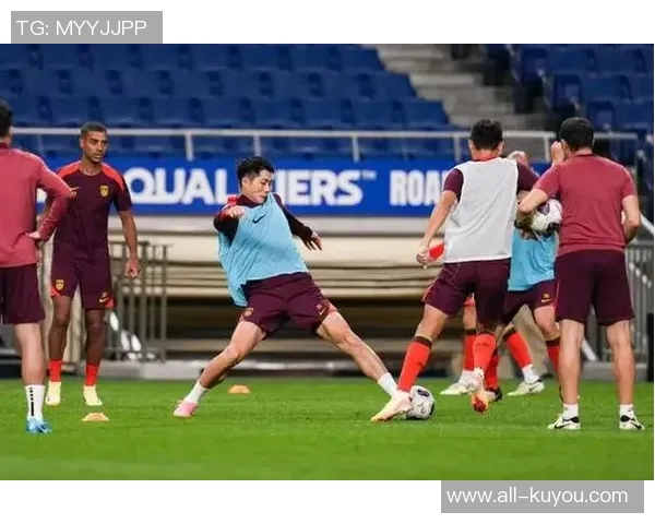 东体报道U22国足集训期间足协副主席许基仁亲临现场为球队加油助威